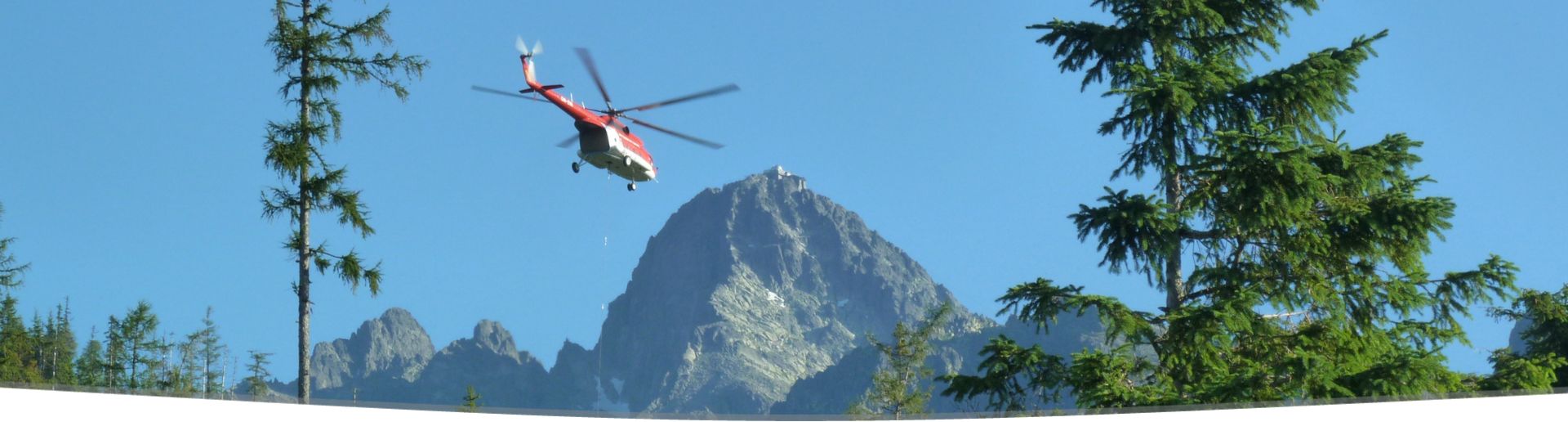 Rettungshubschrauber über den Bergen
