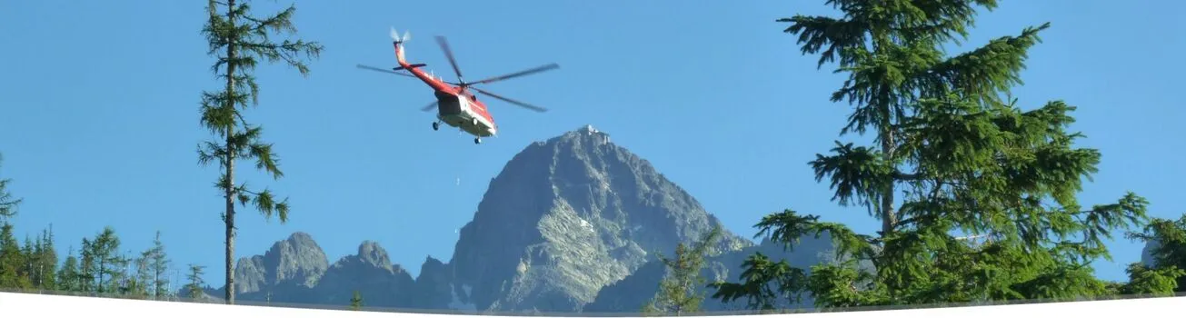 Rettungshubschrauber über den Bergen