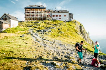 Dekoratives Bild von Bergen mit Hütte