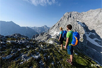 Dekoratives Bild von Bergen mit Wanderern