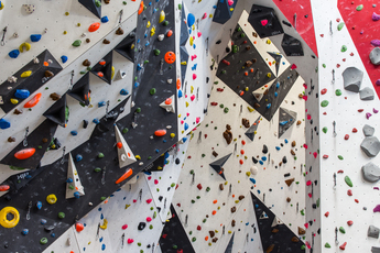 Dekoratives Bild vom Innenraum einer Kletterhalle