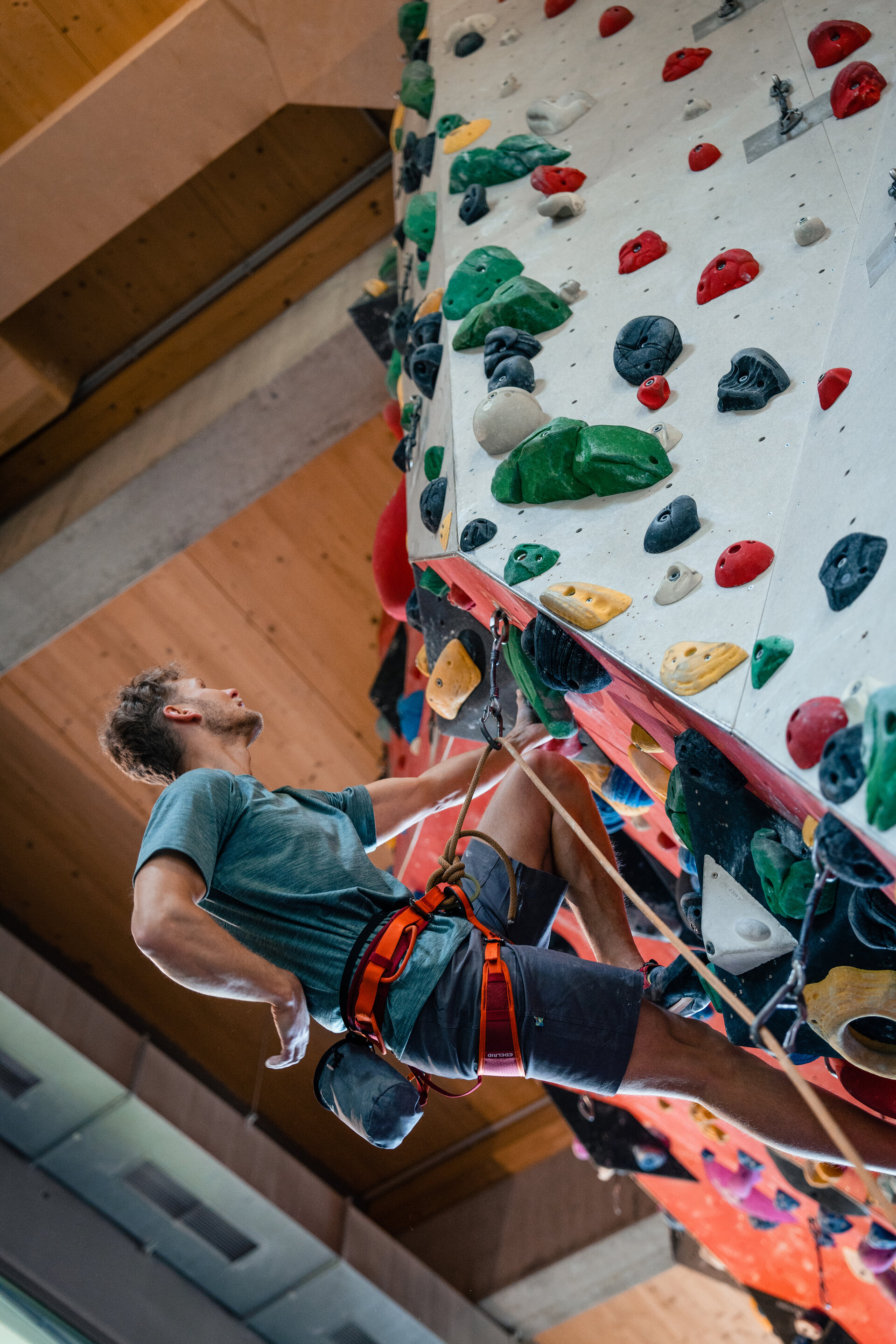 Boulder und Indoor-Klettern ist bei vielen DAV-Sektionen möglich | © DAV/Marisa Koch Ein Mann beginnt an einer Wand zu bouldern | © DAV/Marisa Koch
