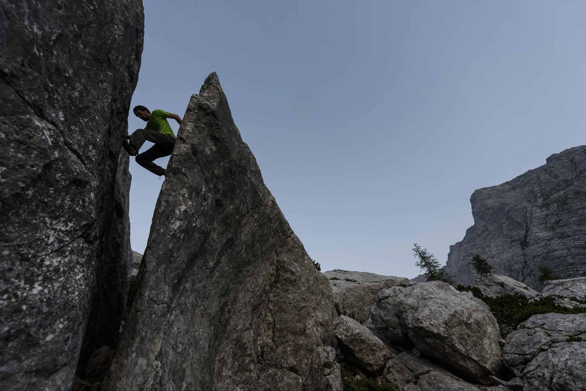 Bouldern am Fels | © DAV/Wolfgang Ehn Ein Mann beim Bouldern an einem Outdoor-Fels. | © DAV/Wolfgang Ehn